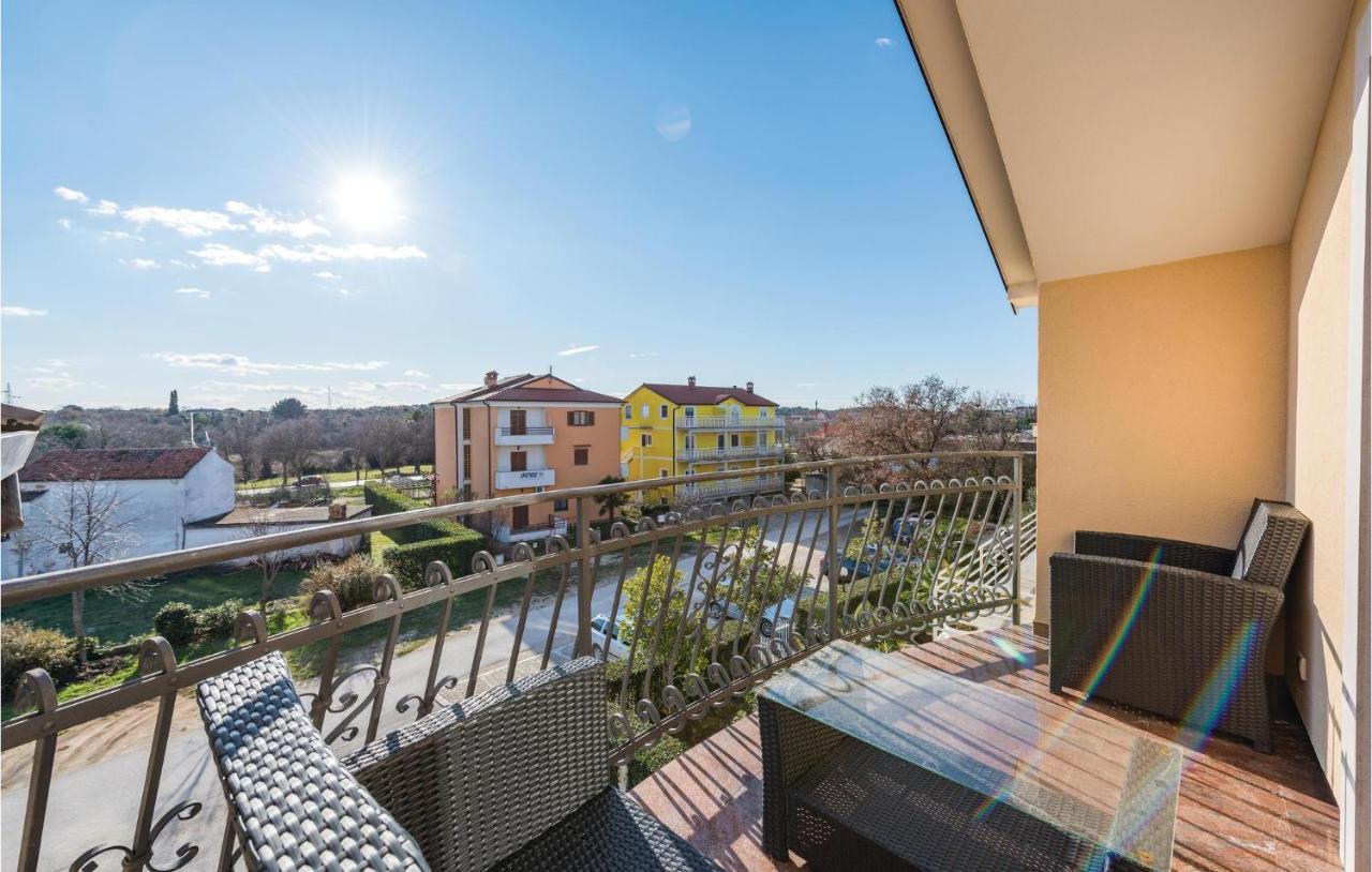 Awesome In With 2 Bedrooms Apartment *