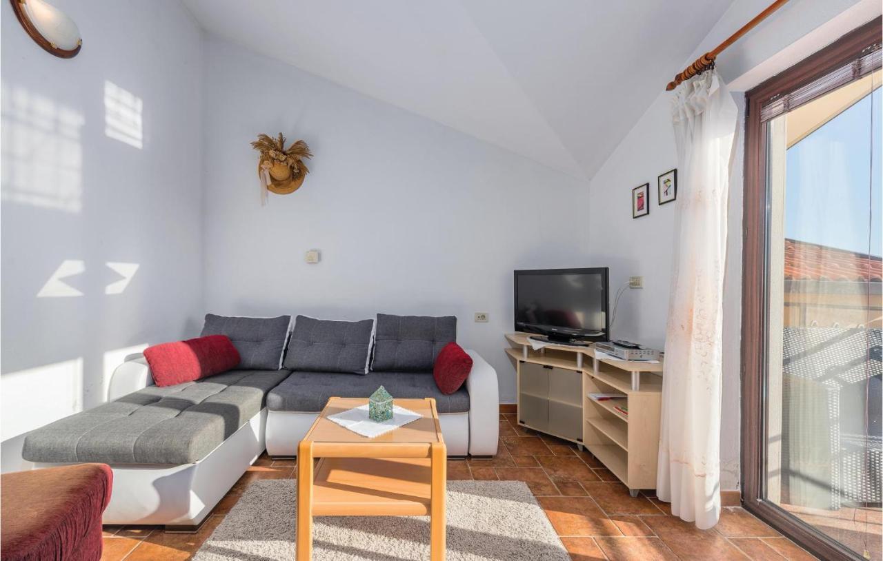 Awesome In With 2 Bedrooms Apartment Rovinj